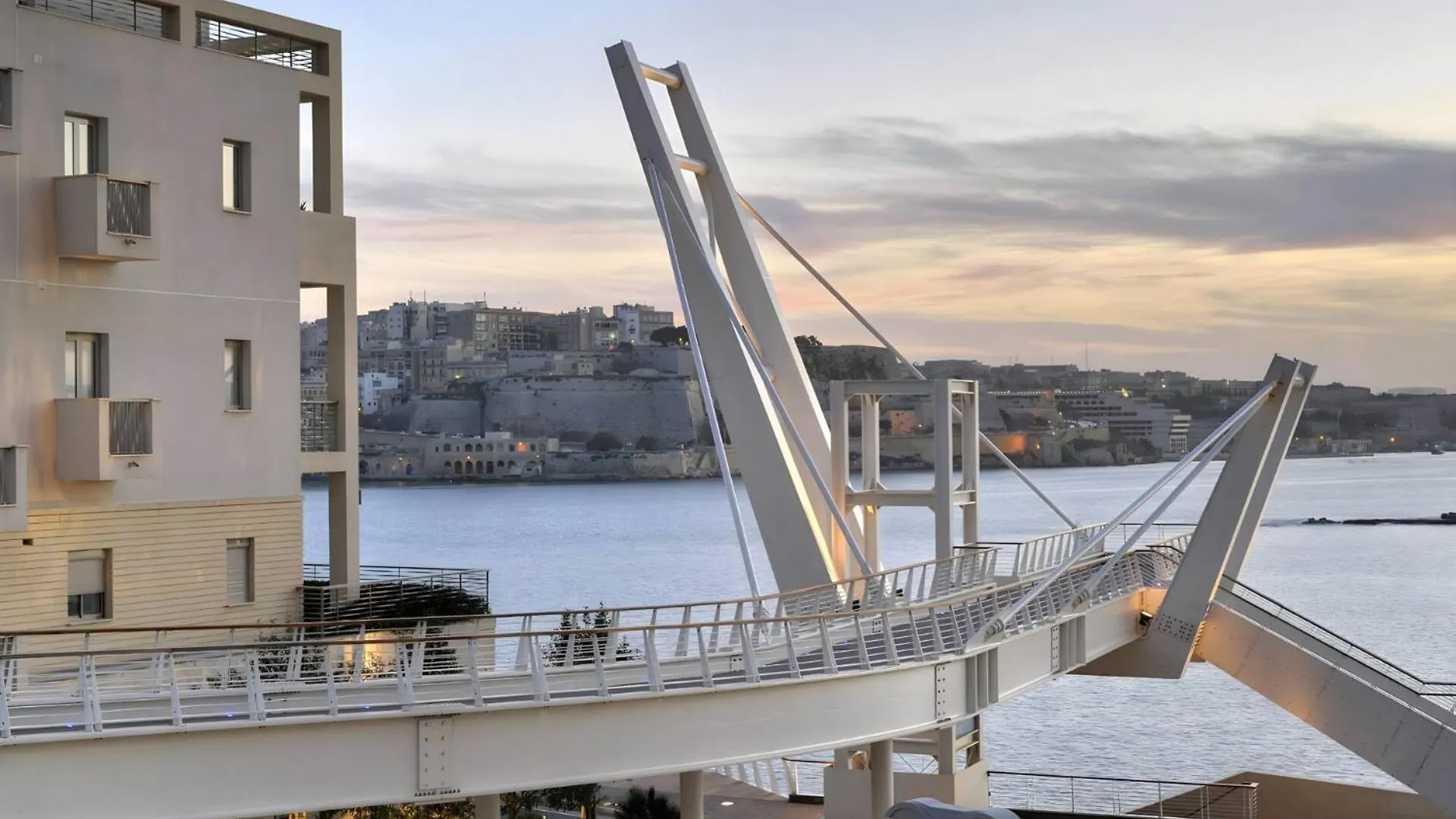 Stunning Penthouse In Msida Your Perfect Getaway 0*,  Malta